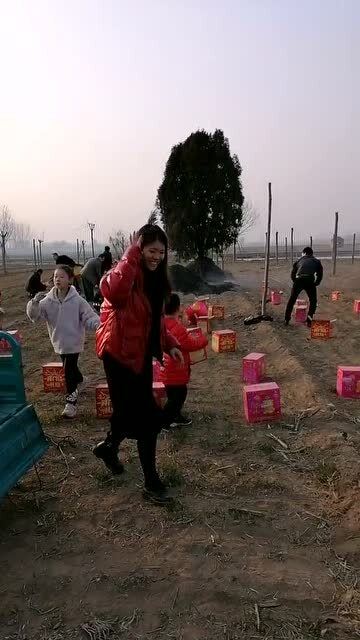 别再说山东女人地位低,过年时女人也能是来上坟 