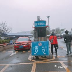 如何找免费停车场(外出旅行怎么找免费的停车场)