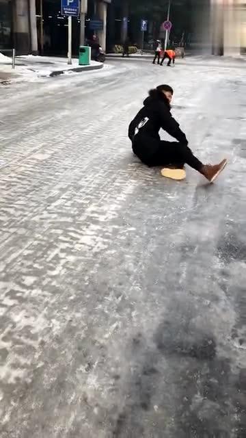 小伙冰雪路面上滑行,下一秒却被摔了 网友 隔着屏幕都感觉疼 