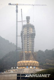 九华山99米高地藏菩萨露天铜像壁板正在安装(3月7日摄)。    摄 