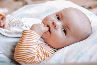 婴儿打嗝可以喂奶吗 小婴儿为啥总爱打嗝，打嗝时能喂奶缓解吗？ 