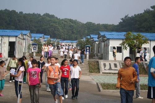 北川中学高三学生在板房教室迎来新学期 