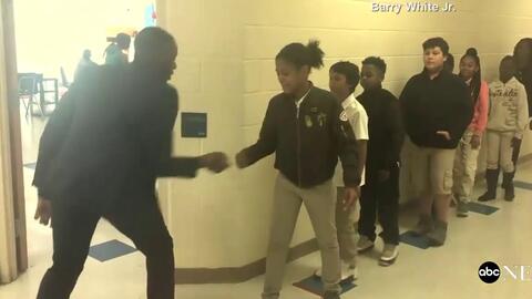 惊呆 看看学生进教室与黑人老师的神奇不同握手方式 哔哩哔哩 bilibili 