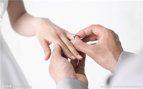 男人戒指戴哪只手比较合适 佩戴戒指都有哪些寓意