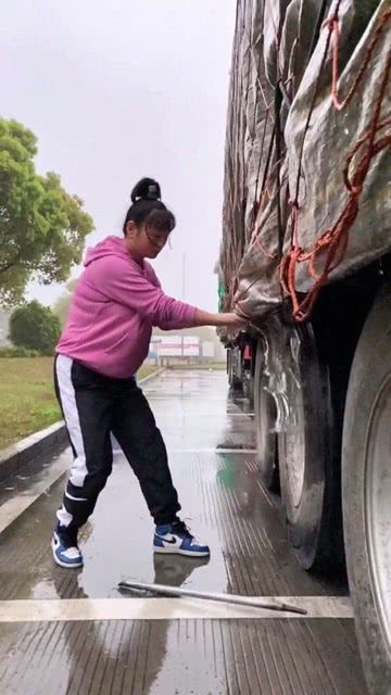 一夜没停车,下了一夜的雨 