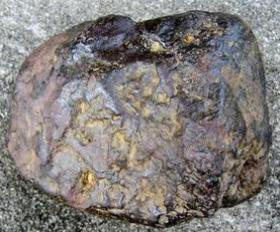 什么样子的石头是陨石