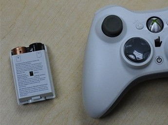 xbox360的手柄电池盒要怎么打开换电池 就是那个白色的小盒子 