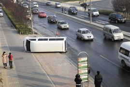 跑水结冰 滑倒 多辆车 