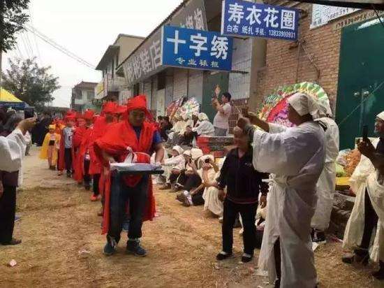 农村俗语 雨淋板分半边,雨打墓辈辈富 ,什么意思,有何讲究