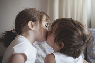 孩子模仿大人亲吻该如何应对