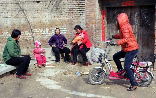 陪考娃娃在考场外为工作人员扇扇子,注意这三点,孩子懂事早