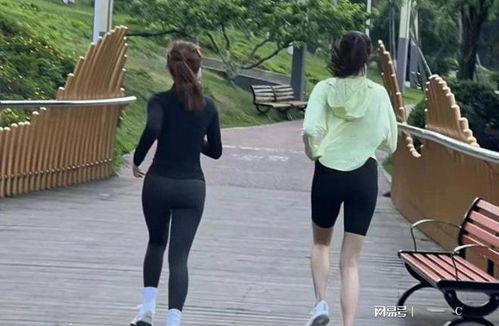 关晓彤在公园被偶遇, 跟朋友一块跑步, 穿紧身运动装, 身材超火辣