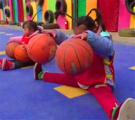 农村2岁多小孩玩花样篮球,秒杀广场舞大妈,你们才是篮球精英 