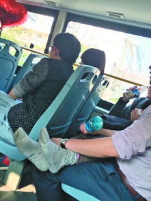 中年男女公交车激吻 懒理身旁小学生