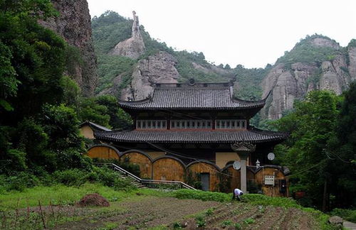 福建深山有一个神奇古庙,传闻庙里有九个神仙,来往香客络绎不绝