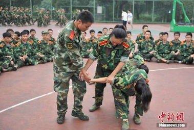 四川女学生军训习拳术 加强自我保护 