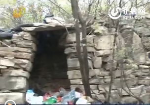 山东男子被通缉逃亡四年住洞穴 藏身墓地吃供品 图 