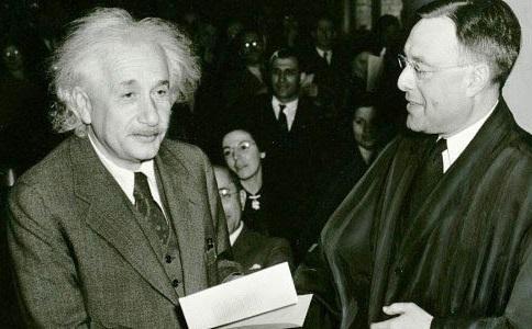 爱因斯坦拒绝向日本投原子弹,杜鲁门咋让他同意的