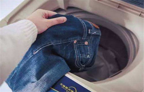牛仔裤用盐水泡是什么原理 牛仔裤该怎么洗