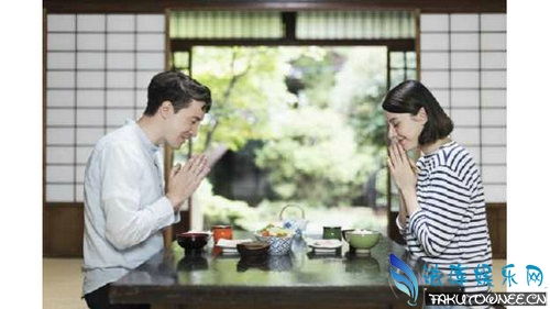 日本人吃饭前双手合十的目的是什么 日本人吃饭前要说什么话