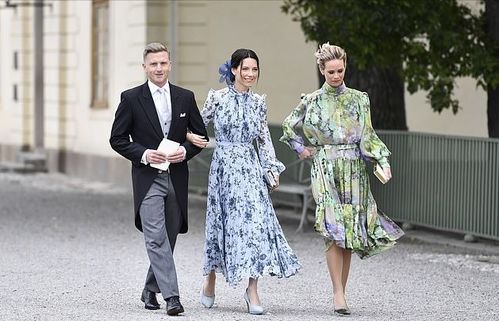 瑞典王室举行洗礼仪式 3个月的小王子好萌,王妃穿刺绣裙像少女