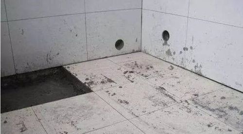 卫生间贴墙砖,为什么工人要在底部留空一排 这才是专业手法