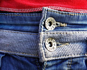 卡色裤子的魅力搭配：轻松穿出高级感，让你成为街头焦点