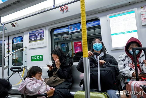 疫情期间有个别人乘坐地铁不自觉佩戴口罩,应该受到谴责