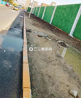 长春市宽城区一人行路面泥泞难行,家长 一下雨踩着泥回来