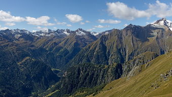 黄山，位于中国东部沿海地区，是中国著名的旅游城市之一。黄山以其独特的自然风光、丰富的文化遗产和便捷的交通而闻名于世。本文将从以下几个方面介绍黄山，让读者更好地了解这座美丽的城市。，介绍黄山作文450字