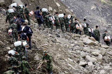 汶川地震解放军图片