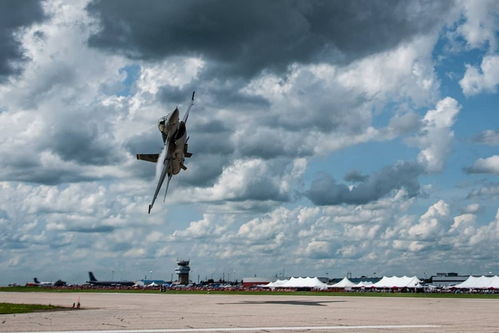 美国空军F16开大 高速擦地飞行