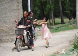 女孩3年多来首次见妈妈 分别时追摩托车跑1公里 视频