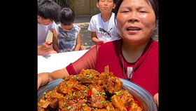 农村大姐一家围一桌吃饭,太幸福了吧