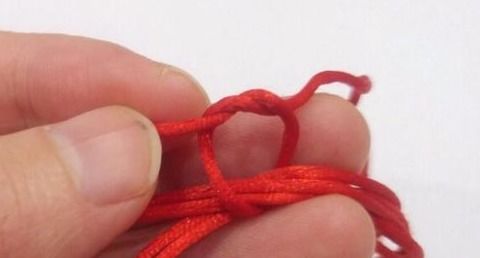 带在手上的红绳怎么绑 