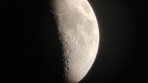 用天文望远镜看月球是怎样的体验
