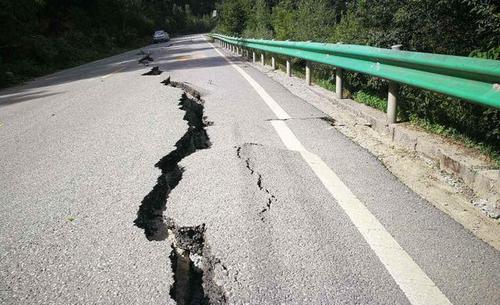地震之后,公路不是深坑吗,为何日本与众不同从中间裂