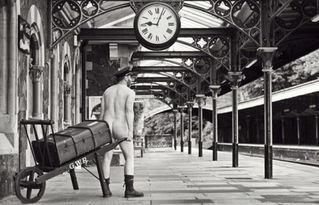 英中老年男子拍裸体挂历为慈善募捐 