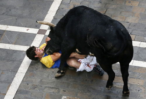西班牙奔牛节上一男子被公牛连顶三次 
