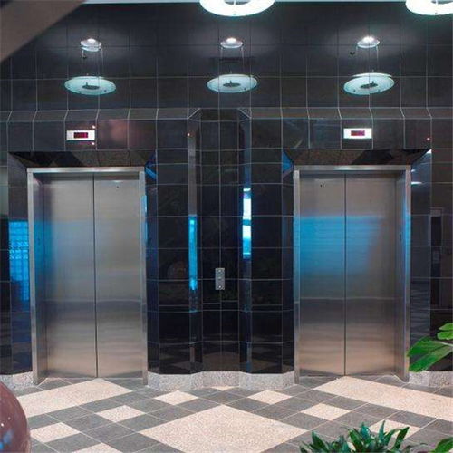 经典搞笑电梯爆笑冷笑话，在公司楼下等电梯，通过不锈钢电梯门的镜面看到老板娘