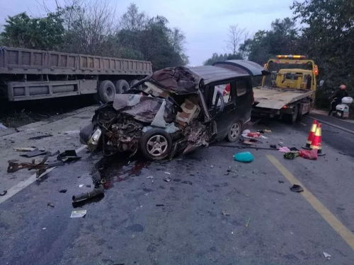5死5伤 今天凌晨,柳州发生一起严重车祸,车头全毁现场一片狼藉... 