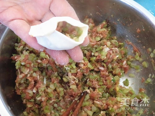 芹菜猪肉馅饺子蒸多久  第1张