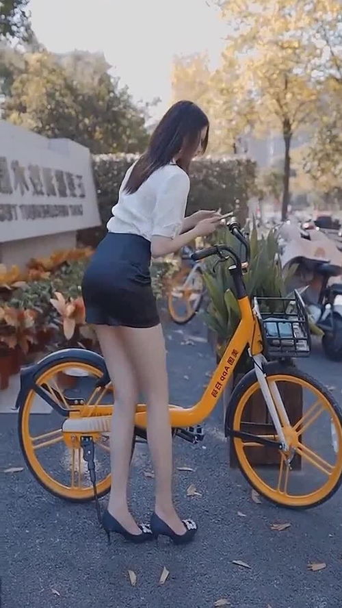 女生穿裙子骑单车图片