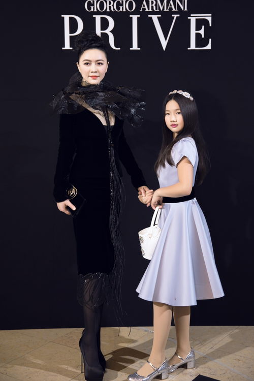 田海蓉亮相巴黎高订时装周 黑色长裙优雅迷人 