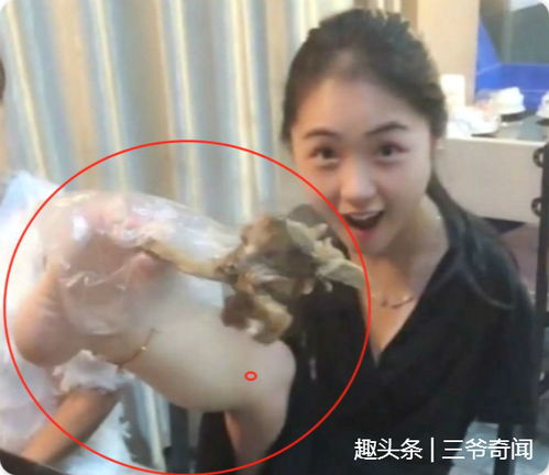 女子用脚在锅里夹肉,老板上前劝阻欲要女子离开,靠近后忙道歉 小姑娘 