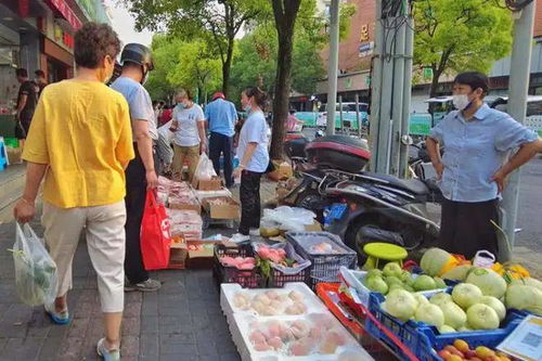 老人凌晨4点挤在马路边买菜 菜贩也很着急 希望早日重返正规菜市场