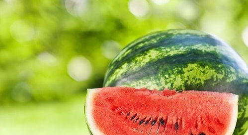 夏季必不可少的水果西瓜,虽能解暑润喉,但这类人最好慎食