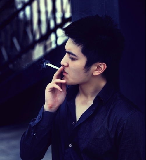 男人抽烟照图片