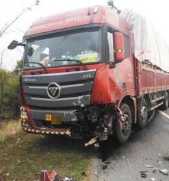 大货车急刹失控顶翻拖拉机 开车经过村道路口请您减速