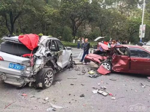 突发事件 东莞东部快速发生严重车祸多车相撞